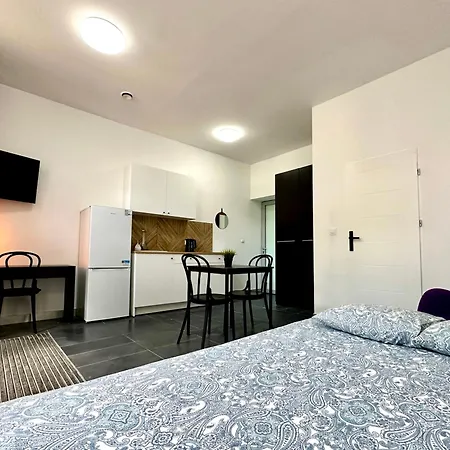 Iv Apartment *