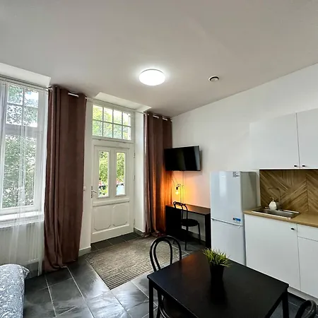 Iv Apartment *